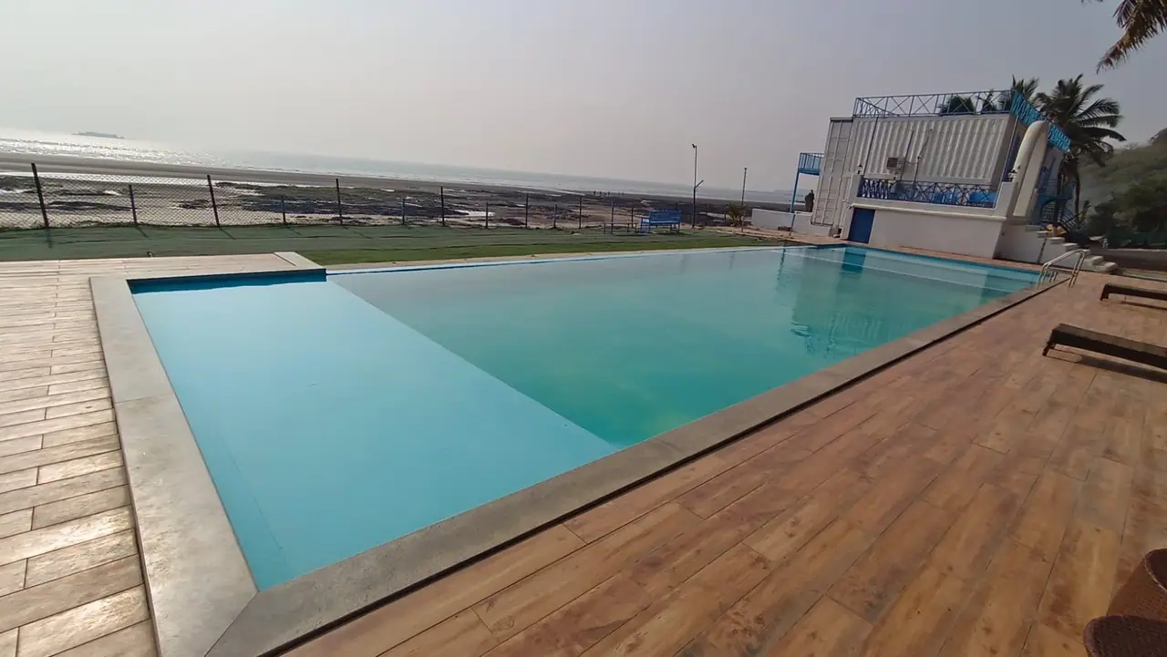Pool contractor — Contemporary villa pool