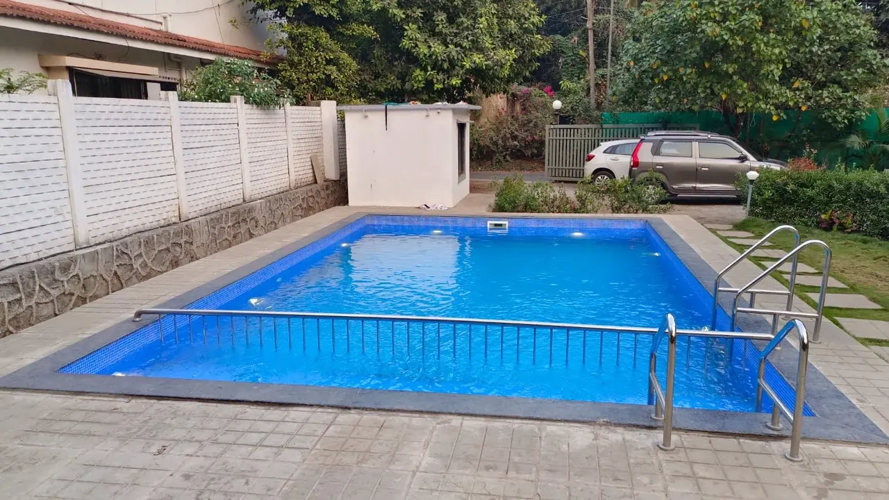 Pool contractor — Backyard family pool
